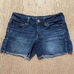 American Eagle Outfitters Dark Blue Frayed Hem Denim Shorts Super Stretch size 4